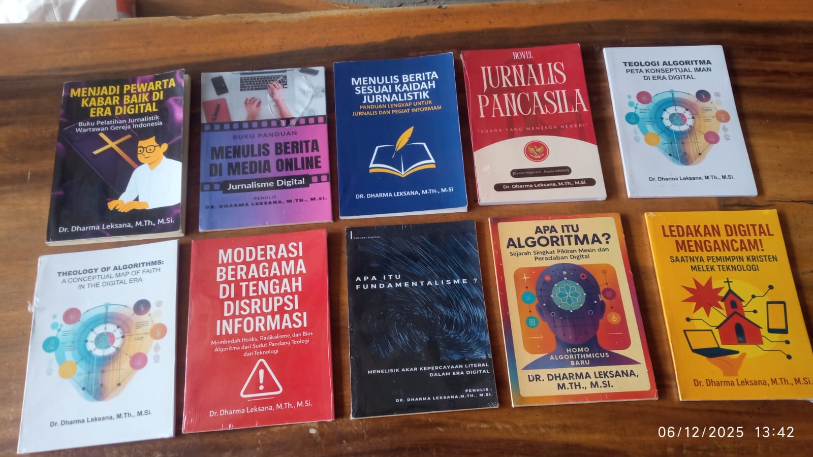 Moderasi Beragama di Tengah Disrupsi Informasi: Membedah Hoaks, Radikalisme dan Bias Algoritma dari Sudut Pandang Teologi dan Teknologi 2 Moderasi Beragama di Tengah Disrupsi Informasi