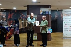 Perpusnas RI Terima Donasi 100 Buku dari 11 Penerbit China