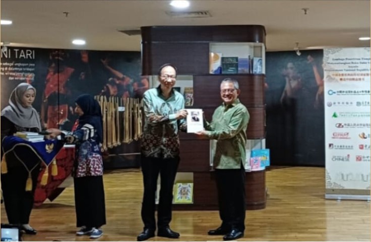 Perpusnas RI Terima Donasi 100 Buku dari 11 Penerbit China